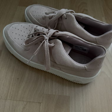 Sneaker beige con suola platform