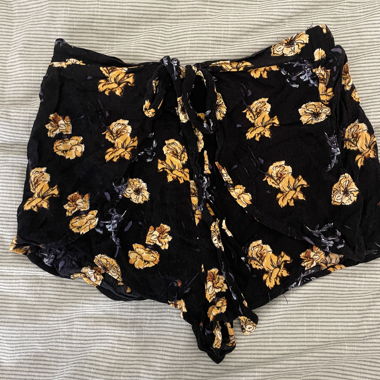 Schwarze, floral gemusterte Casual-Shorts