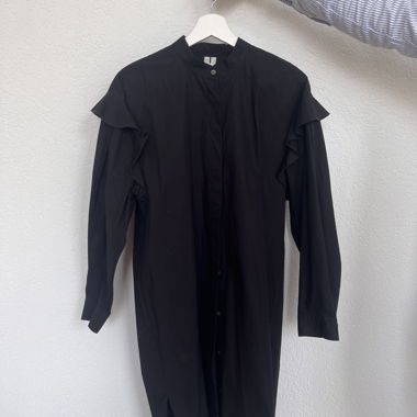 Robe-chemise noire à volants Arket