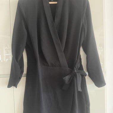 Elegant short black dress