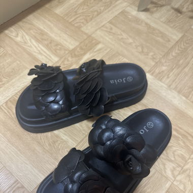 Slides noires avec roses