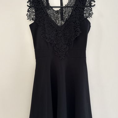 Abito nero in pizzo