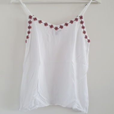 Top d'été motif floral brodé blanc