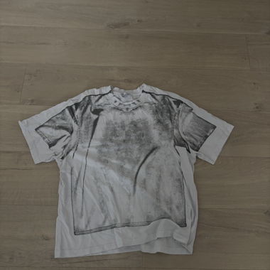 T-shirt bianco con stampa grigia