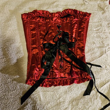 Corset en satin rouge