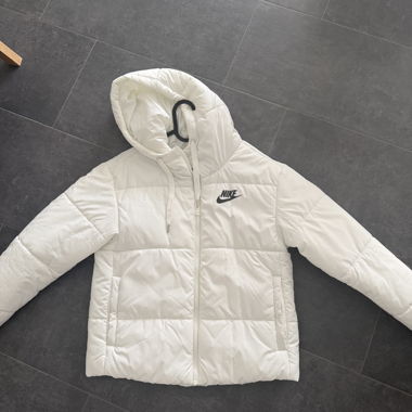 Weisse gesteppte Nike-Jacke mit Kapuze Grösse M