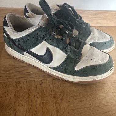 dünkelgrüne Nike Dunk Low mit Glitzersteinchen
