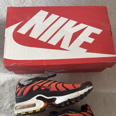 TNS NIKE ORANGE SNEAKERS