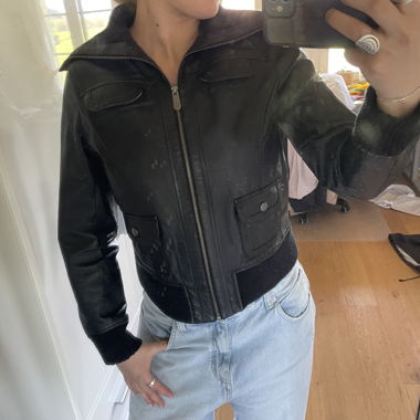 Veste en cuir noire avec fermeture éclair