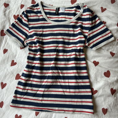 Gestreiftes sommerliches T-Shirt