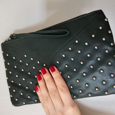 Pochette en cuir verte — détails argentés
