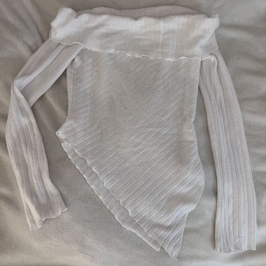Weisses asymmetrisches Top mit langen Ärmeln