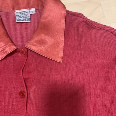 Red short-sleeve shirt with satin collar, size S