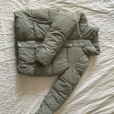 Kurz gesteppte Daunenjacke in Khaki