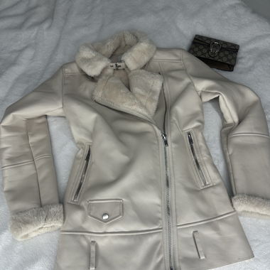 Giacca beige Stradivarius foderata in ecopelliccia