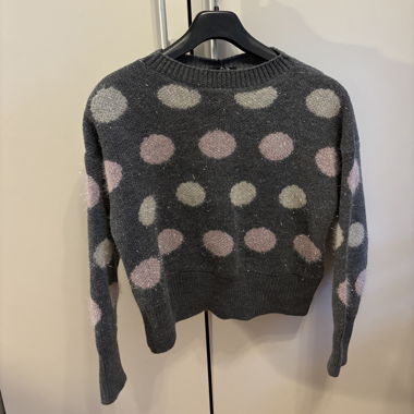Grau melierter Wollpullover mit Punkten