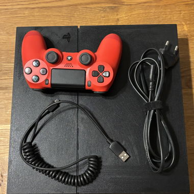 Console PS4 con controller e giochi