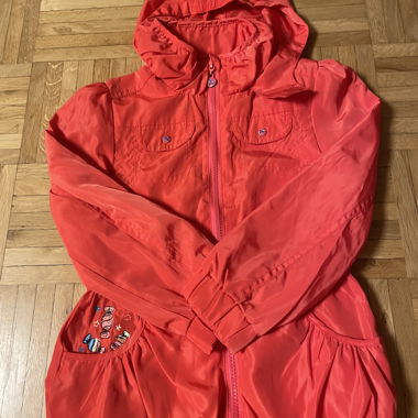 Rote Kinderjacke mit Kapuze, Grösse 116