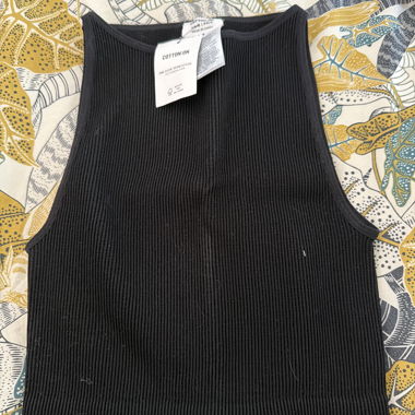 Top smanicato nero a costine