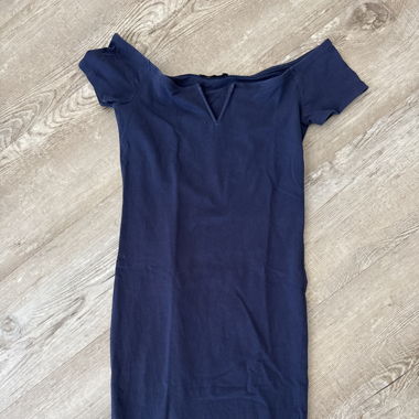 Schönes dunkelblaues Sommerkleid