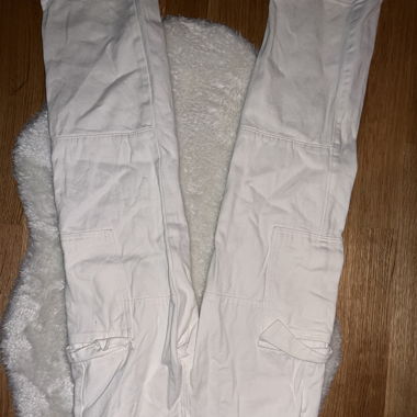 Weisse Cargo Hose mit Taschen aus Jeans