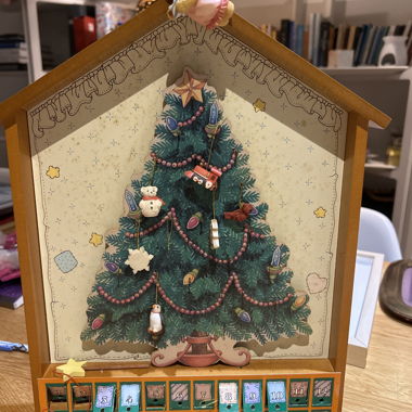 Caratteristico calendario dell'Avvento in legno