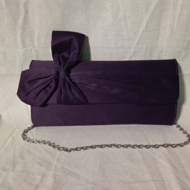 Pochette violette avec chaîne en métal