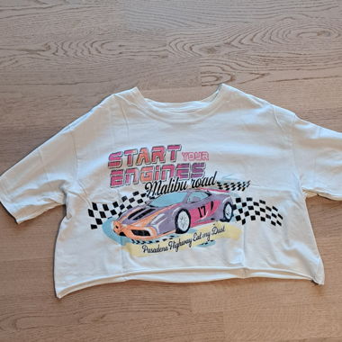 Crop-Top mit farbigem Auto Aufdruck