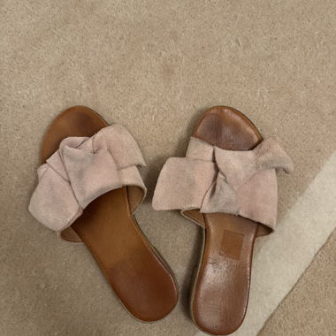 Sandali in camoscio rosa chiaro