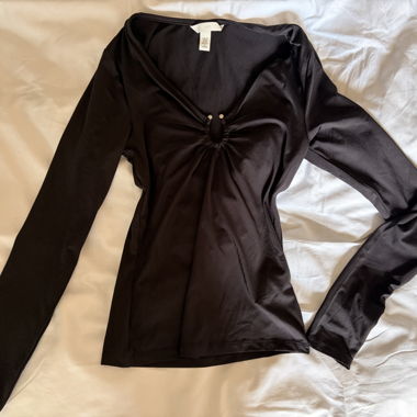 Schwarzes H&M Langarmshirt mit Silberring Detail