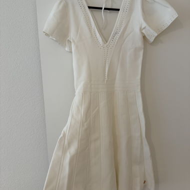Abito bianco con scollo in pizzo