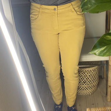Mustard-coloured jeans