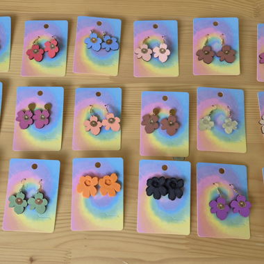 Set di orecchini pendenti a forma di fiore