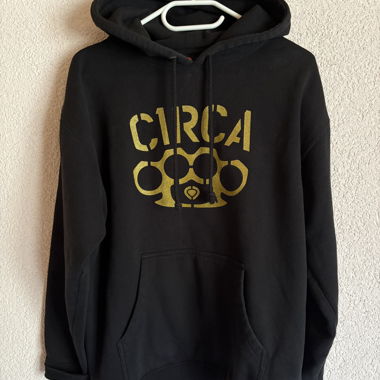 Schwarzer Kapuzenpullover