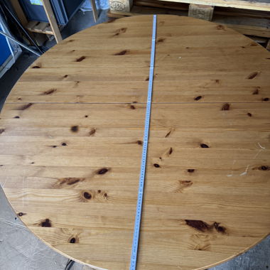Runder Holztisch (ausziehbar)