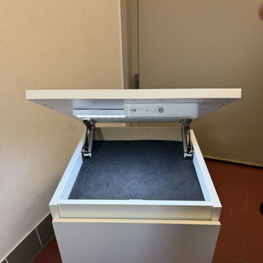 Nachttisch mit Geheimfach von Sneakspace