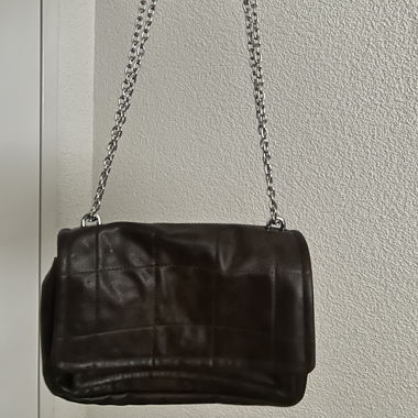 Dunkelbraune Schultertasche mit Kette