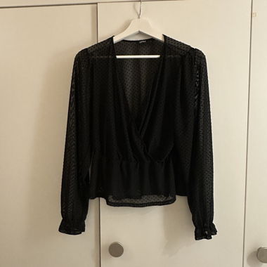 Blouse en chiffon noire à pois