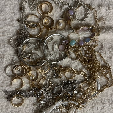 Mix di gioielli; anelli, orecchini, bracciali e collane