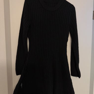 Tailliertes Strickkleid