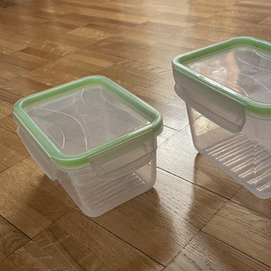 2 tupperwares