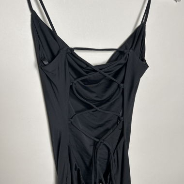 Schwarzes Mini-Kleid mit Schnürung
