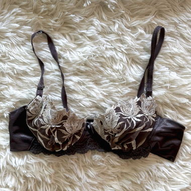 japanese vintage: brown lace embroidered bra