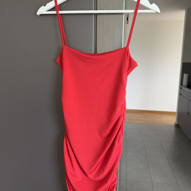 Rotes Kleid mit Trägern