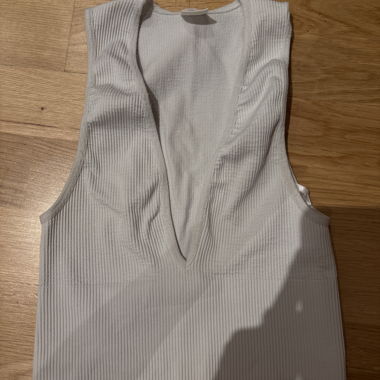 Top Urban Outfitters a coste senza maniche