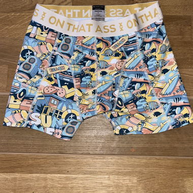 On that aß underwear / short pants