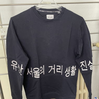 Pull couleur NAVY caractères coréens
