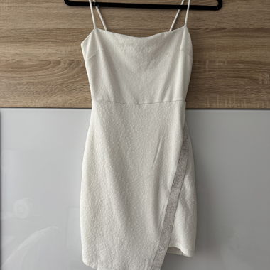 Robe courte blanche à fines bretelles