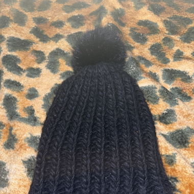 Schwarze Mütze mit Bommel