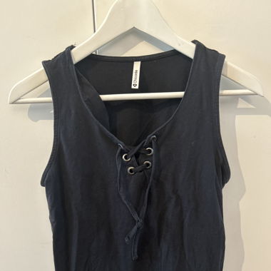 Schwarzes Top
